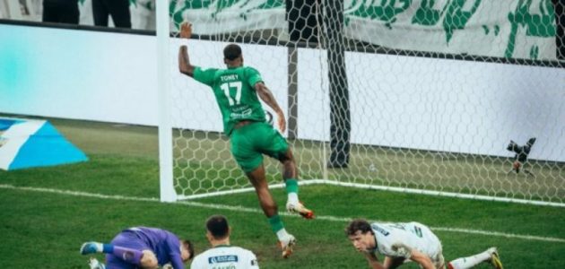 الأهلي يسحق الاتفاق برباعية ويواصل مطاردة الهلال